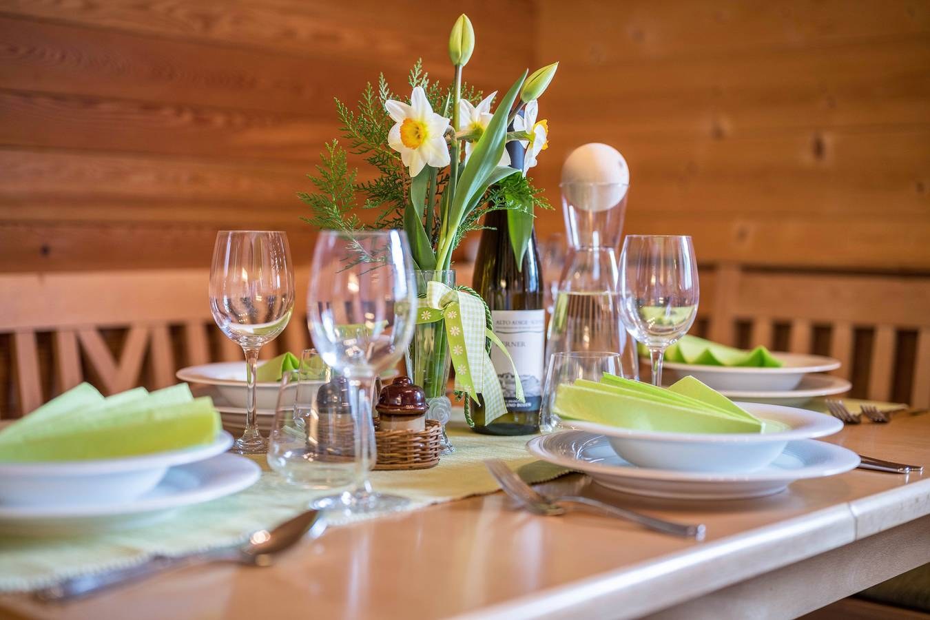 Gedeckter Esstisch im Holzhaus