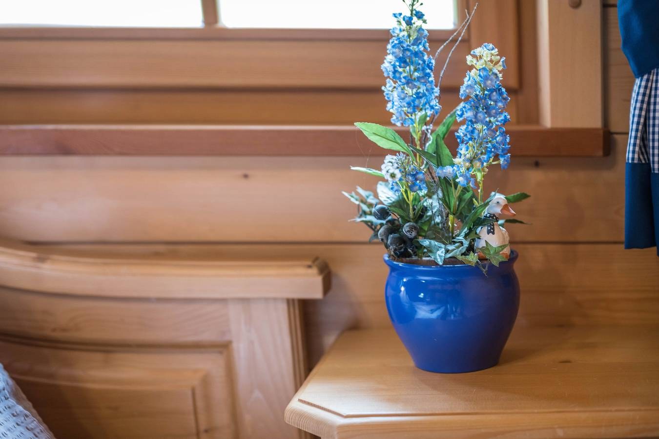 Blumen auf einer Holzbank im Schlafzimmer