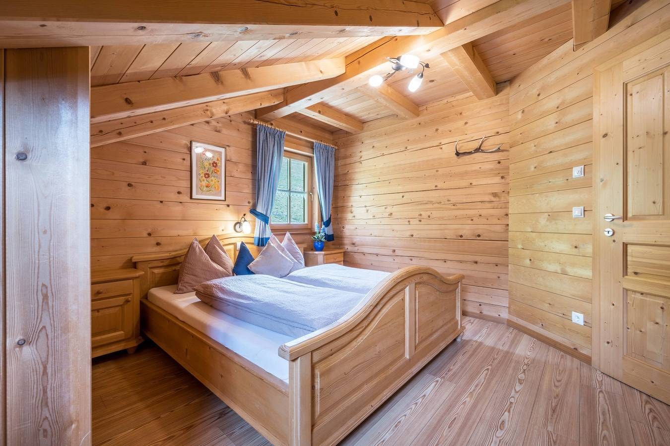 Doppelbett im Schlafzimmer der Ferienwohnung