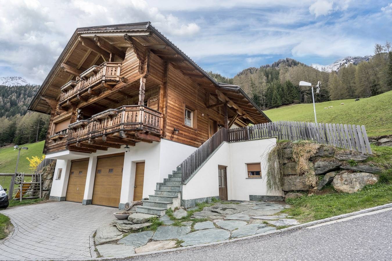 Holzhaus des Pichlerhofs vor den Pfunderer Bergen